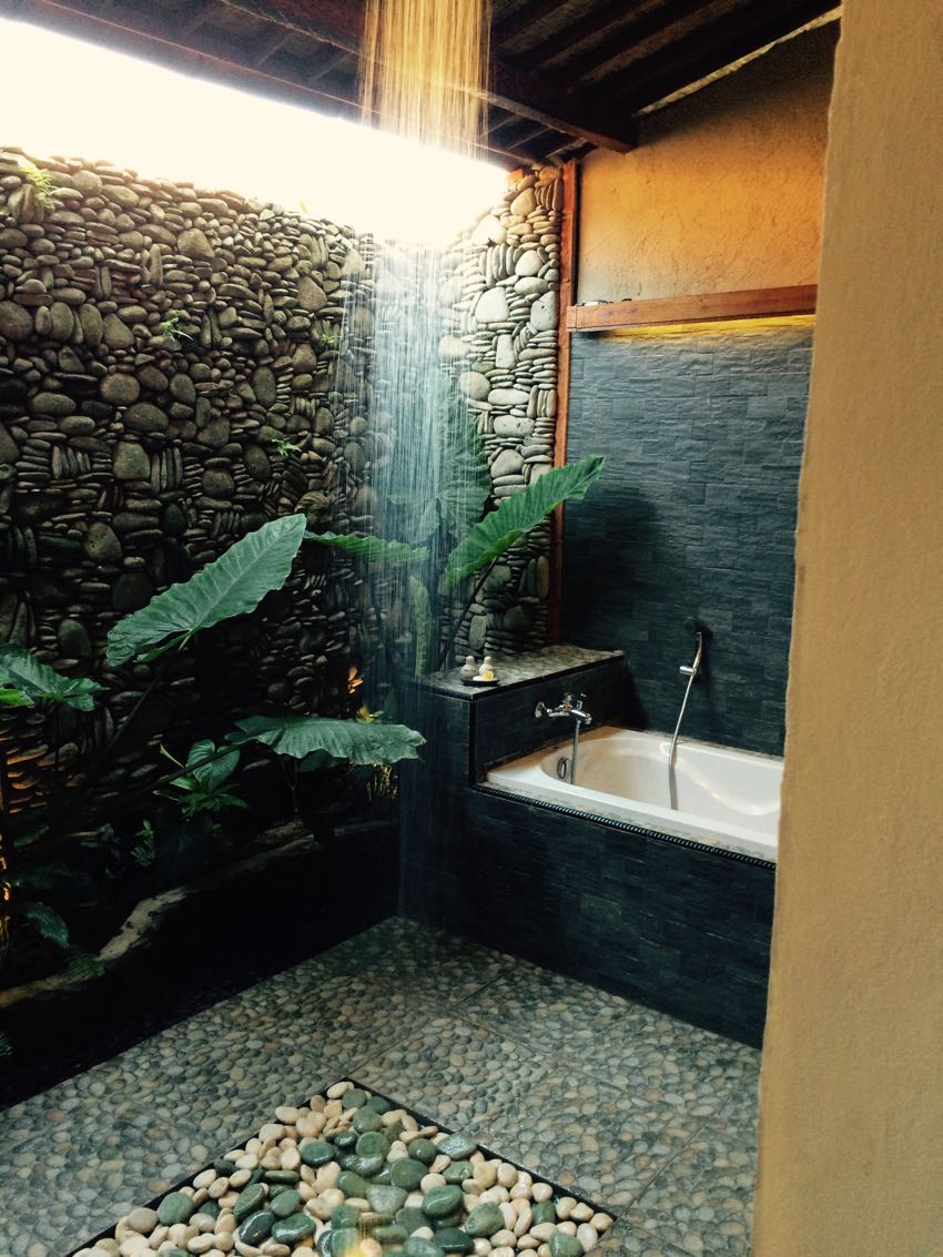 Bagno aperto con doccia centrale a soffitto